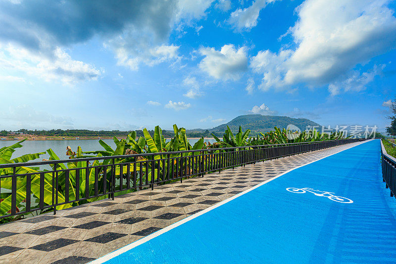 泰国Chiang Khan区，人行道上的自行车道，河边公园里有自行车标志的蓝色车道和步道